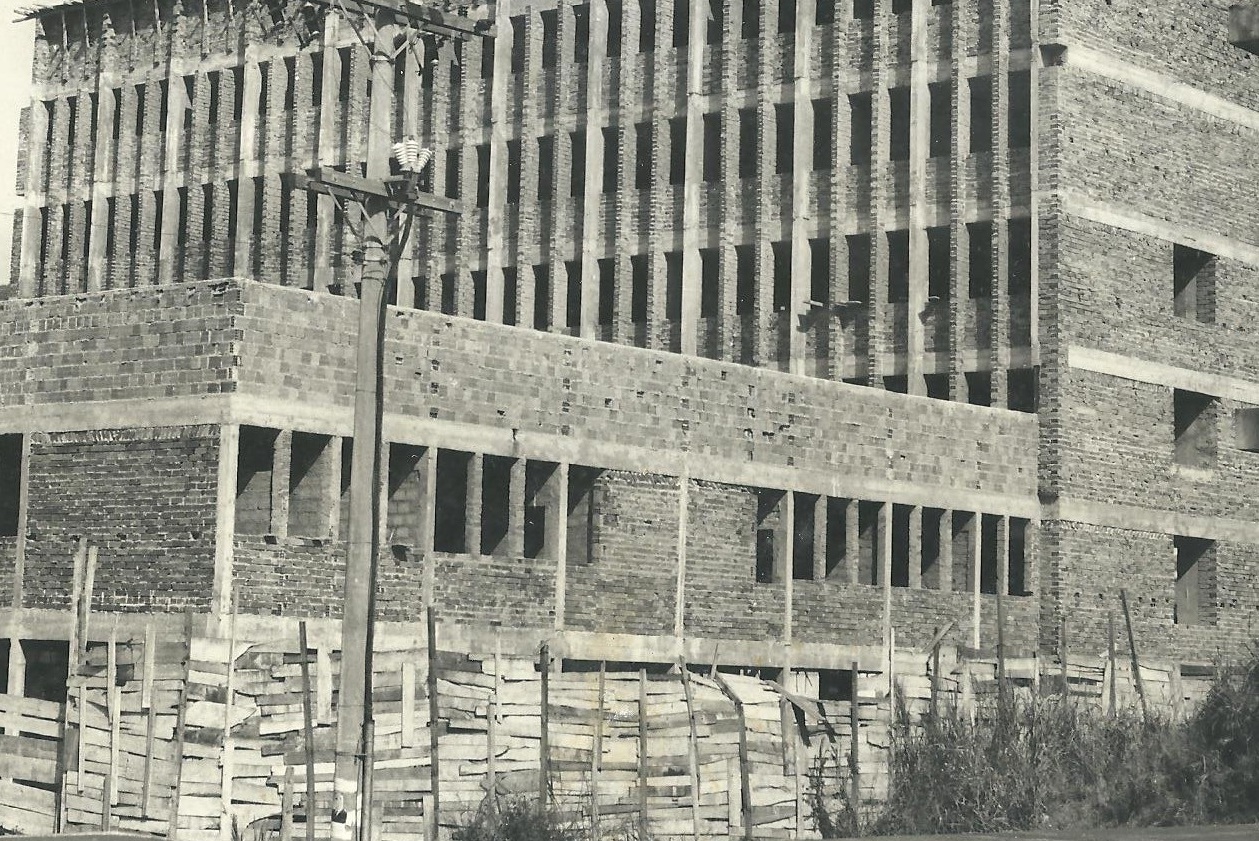 Sobre Nós - Galeria de Imagens - Registro da construção do Hospital de Clínicas de Niterói, na década de 1950, sob os cuidados do dr. Humberto Milton Dantas e parceiros médicos.